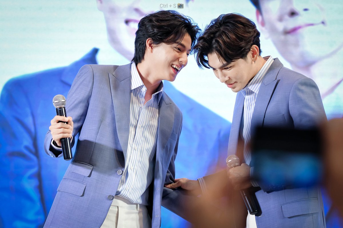 S_lrtC's tweet photo. เอ๊ะๆเค้าคุยอะไรกันน้า 🤔

#CtrlSxMewGulf
200816 https://t.co/HGn3EiK9ov