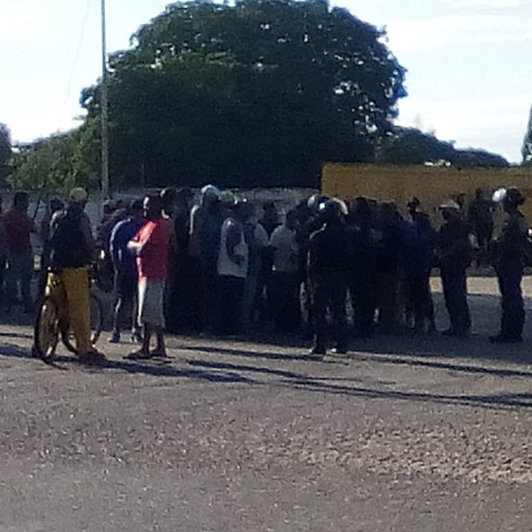 alexolvera01's tweet photo. #Cojedes | 8:00 am | Conductores cierran la autopista José Laurencio Silva, frente a la estación Cabello en #SanCarlos. Reclamaron que hay gasolina y no quieren venderla. Al sitio se presentó una comisión de funcionarios de la PNB a desalojar a los manifestantes #16Agosto https://t.co/tr68jPMgKa