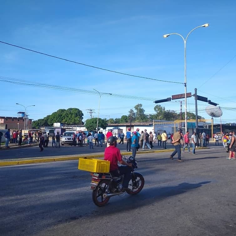 alexolvera01's tweet photo. #Cojedes | 8:00 am | Conductores cierran la autopista José Laurencio Silva, frente a la estación Cabello en #SanCarlos. Reclamaron que hay gasolina y no quieren venderla. Al sitio se presentó una comisión de funcionarios de la PNB a desalojar a los manifestantes #16Agosto https://t.co/tr68jPMgKa