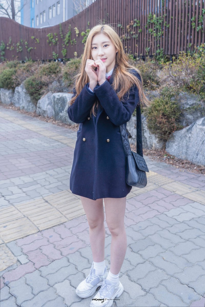 macaryeong0605's tweet photo. [📌HQ] 190304 한림예고 4pics 
😘😍🥰💕
#itzy #있지
#ChaeRyeong #leechaeryeong #채령 #이채령 #彩領 #李彩領 https://t.co/wgon6pJKV4