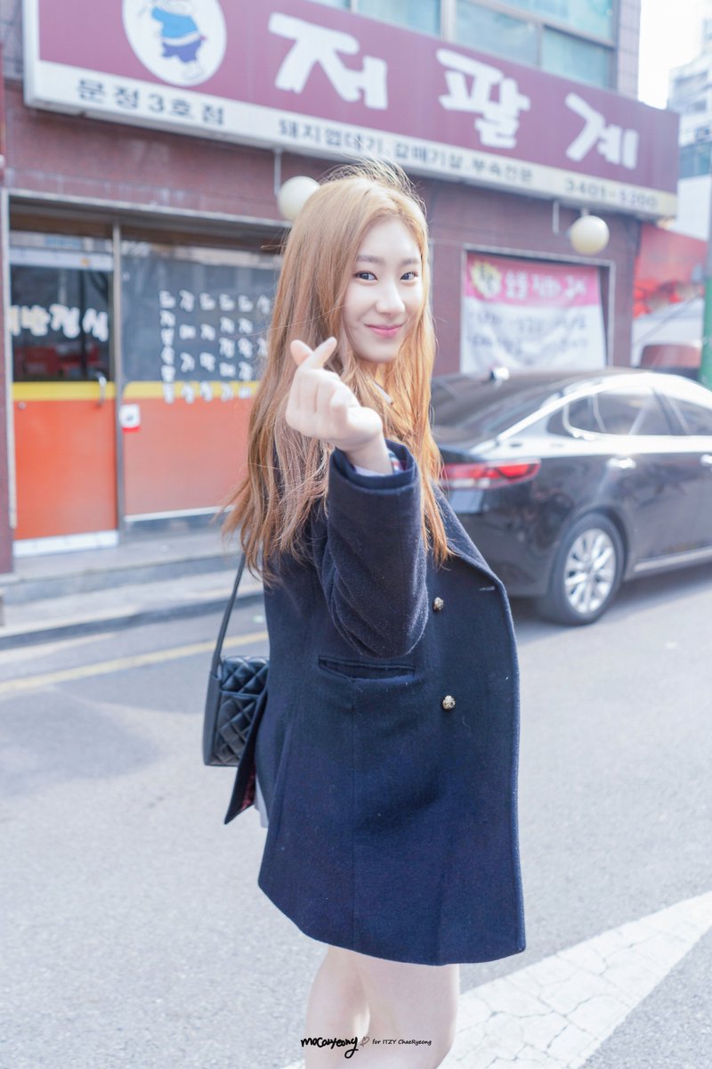 macaryeong0605's tweet photo. [📌HQ] 190304 한림예고 4pics 
😘😍🥰💕
#itzy #있지
#ChaeRyeong #leechaeryeong #채령 #이채령 #彩領 #李彩領 https://t.co/wgon6pJKV4