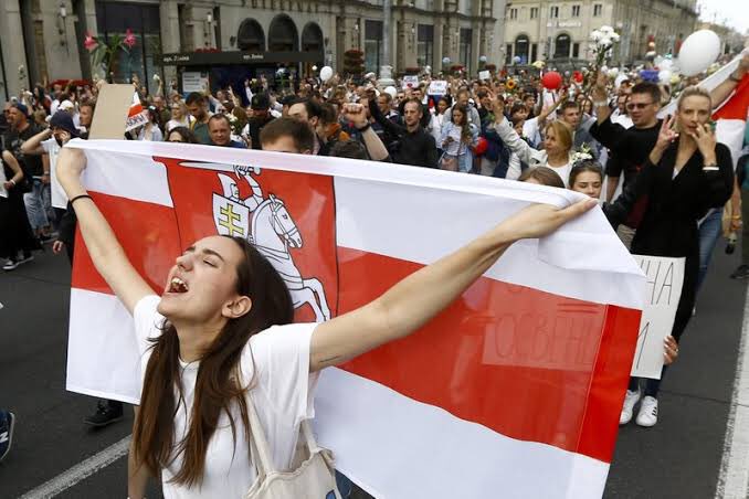 firstladyship's tweet photo. Across the world, from Belarus to Lebanon, to Bangkok. Millions are on the streets, demanding constitutional reforms, resignation of irresponsible govts &amp; monarchs

In Nigeria, Buhari has refused to sign the all important “Electoral Bill”

Protests is the HALLMARK of democracies. https://t.co/Vs8Ex6nKsr