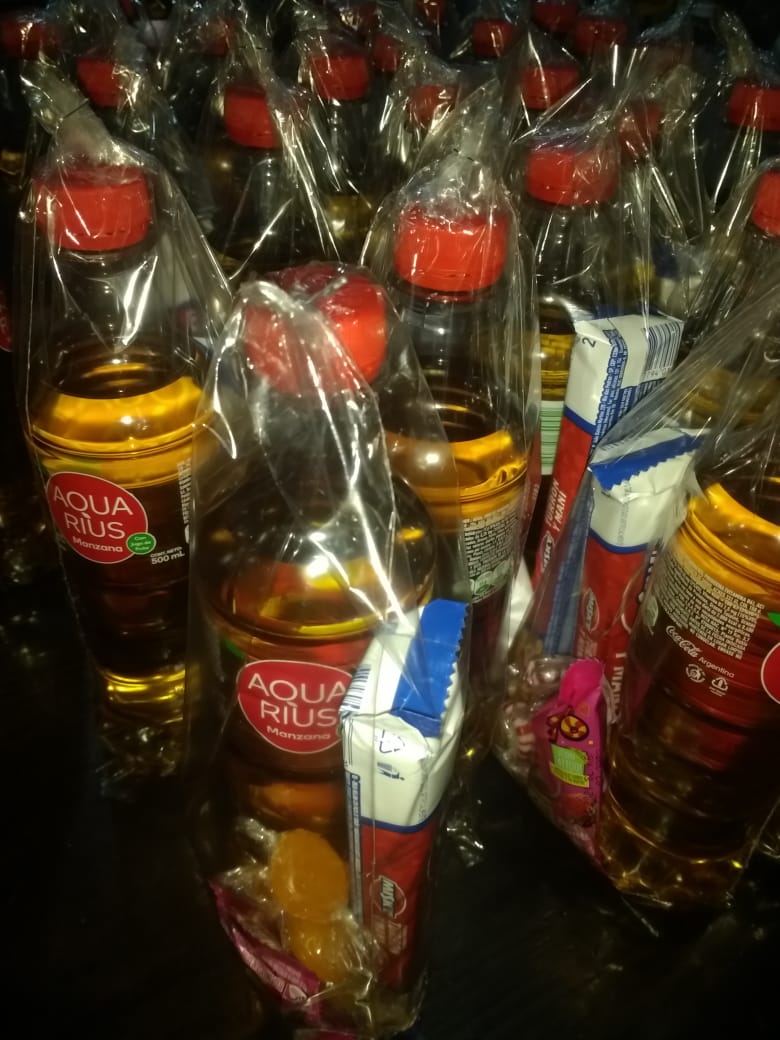 braiancejas15's tweet photo. Todo listo esperando que los más bajitos pasen a buscar su regalo y golosinas en este día del niño!!!
Esta pandemia no le quitará la sonrisa a nuestros pequeños en su día!!!!❤❤❤❤❤❤
Barrio Ferreyra y ampliación ferreyra!👏👏👏👏👏 https://t.co/iE1cZ1N2PM