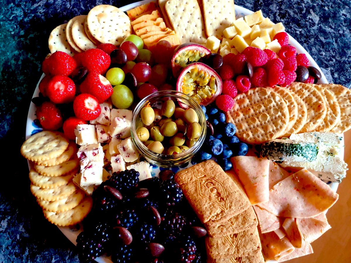 PatelFarhana84's tweet photo. Having a lazy Sunday. A delicious cheeseboard, a few drinks, a good book & feet up👍🏻 #relaxation @KirstyApplebaum #TheMiddler @readingagency @OpenUni_RfP @patronofreading @SchoolReading @NosyCrowBooks @Mood4FoodED @Waterstones @VIPreading @KenilworthBook @Foodimentary @Booktrust https://t.co/eH8lG8ru0m