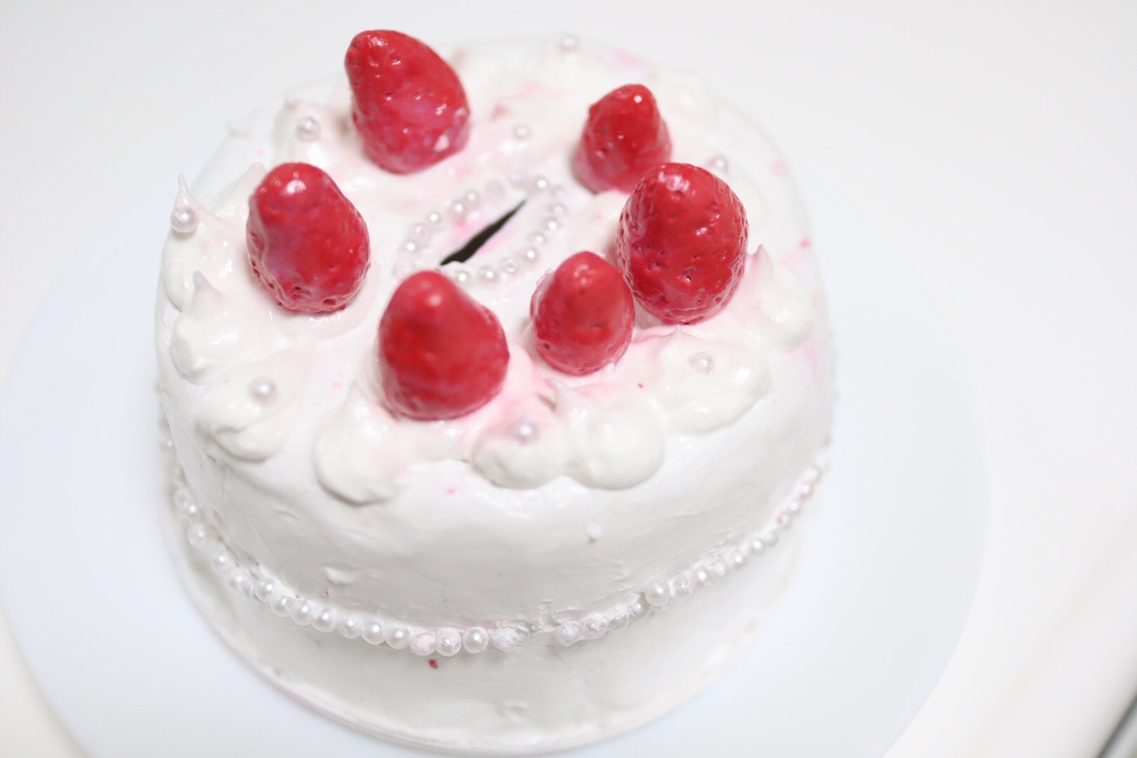 Twitter 上的 めんきち 自由研究 紙粘土でケーキ貯金箱を作りました 親が手を出してはいかんので 私が横で先行して作ることで作り方を教えました 結果あまり技術に差が出ないという 左が私 右が娘の作品です 紙ねんど 紙粘土 工作 アイデア貯金箱