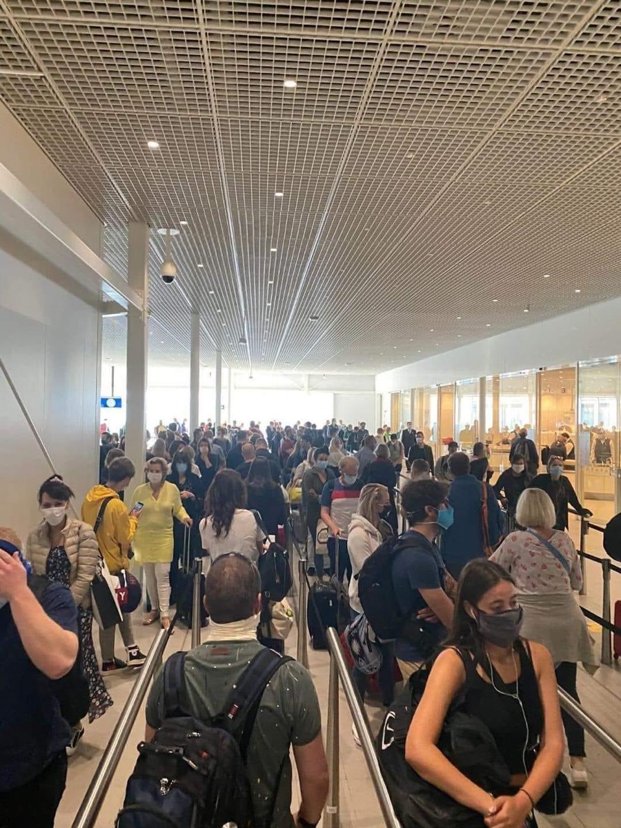 Schiphol vertrekhal. 
Deze situatie is reden voor acute sluiting van Schiphol. 
Vraag mij af waarom enerzijds een  supermarkt ondernemer in het oosten des lands met politiemacht gesloten wordt en anderzijds Schiphol niet.