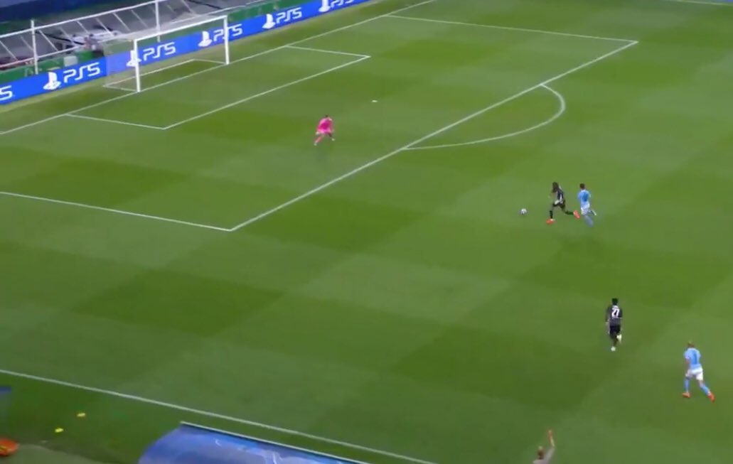 1st goal: the moment the striker gets to the ball  #Ederson is ~14yrds from his line. He knows the striker has the ball under control & he easily has time to back pedal back to his line but instead he chooses not to & remains high. #UCL  