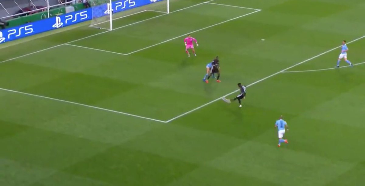 The ball then falls back to  #Cornet & it is now that  #Ederson decides to back pedal. This is way too late & means he only gets back a little way. In fact he moved only ~4yrds in ~3 sec! He’s so far out of position that he allows an average shot from ~24yrd to beat him.