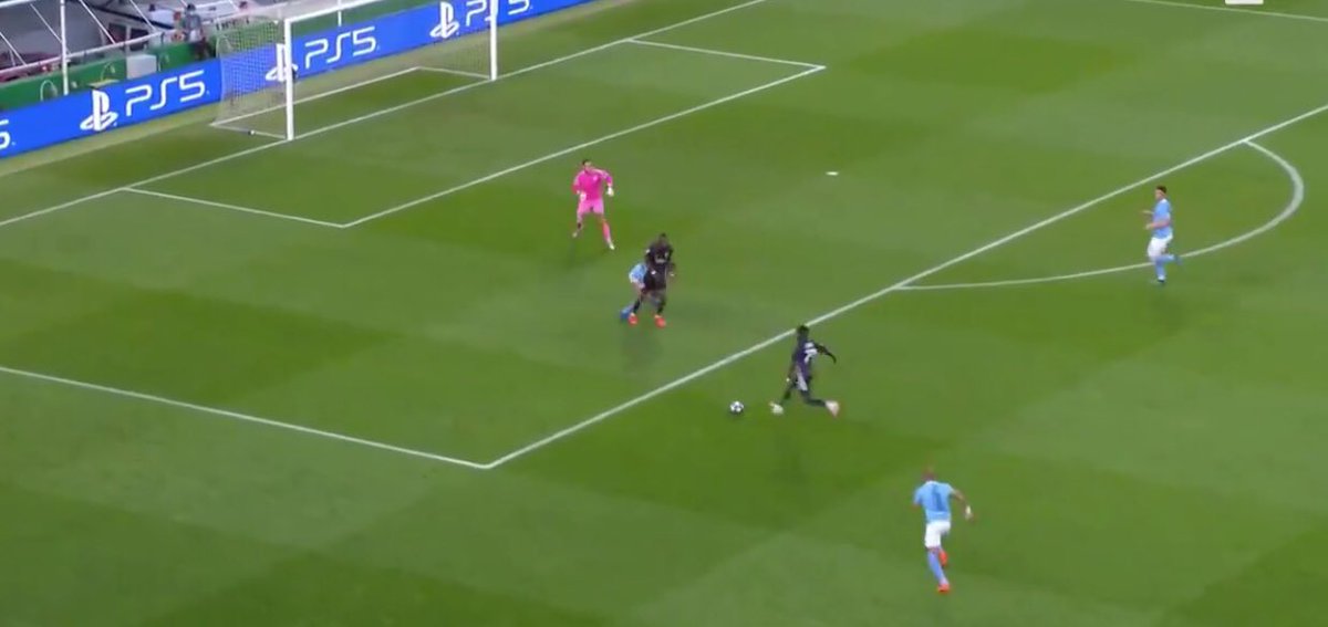 The ball then falls back to  #Cornet & it is now that  #Ederson decides to back pedal. This is way too late & means he only gets back a little way. In fact he moved only ~4yrds in ~3 sec! He’s so far out of position that he allows an average shot from ~24yrd to beat him.