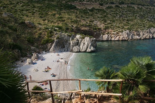 Riserva Naturale dello Zingaro

Calette bianche, intervallate da falesie a strapiombo, emergono come gioielli incastonati nel mare color smeraldo. 

I miei venti anni e il sole tra le dita

#MareOMontagna a #CasaLettori