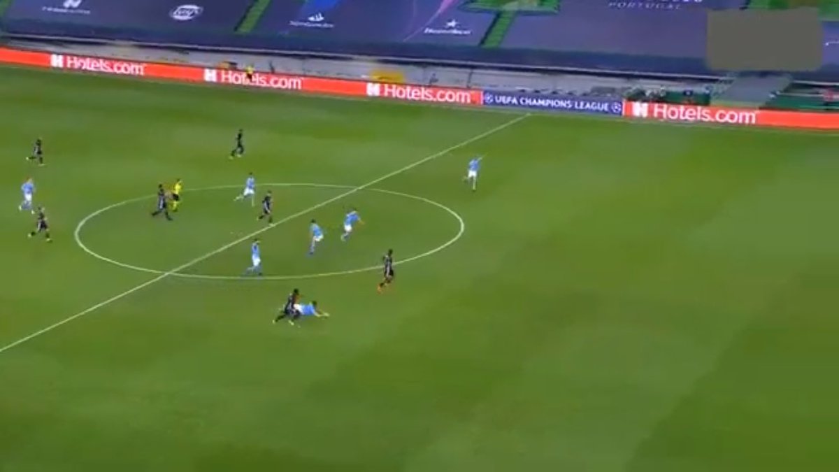 2nd goal:  #City play a really high line therefore  #Ederson needs a high starting position but again in this scenario it is obvious that  #Dembele has the ball under control &  #Ederson cannot win it. But again he doesn’t retreat he stays high & way out of position! #UCL  