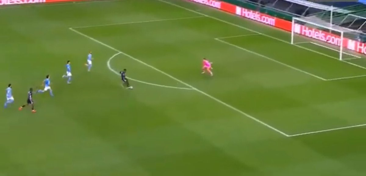 2nd goal:  #City play a really high line therefore  #Ederson needs a high starting position but again in this scenario it is obvious that  #Dembele has the ball under control &  #Ederson cannot win it. But again he doesn’t retreat he stays high & way out of position! #UCL  