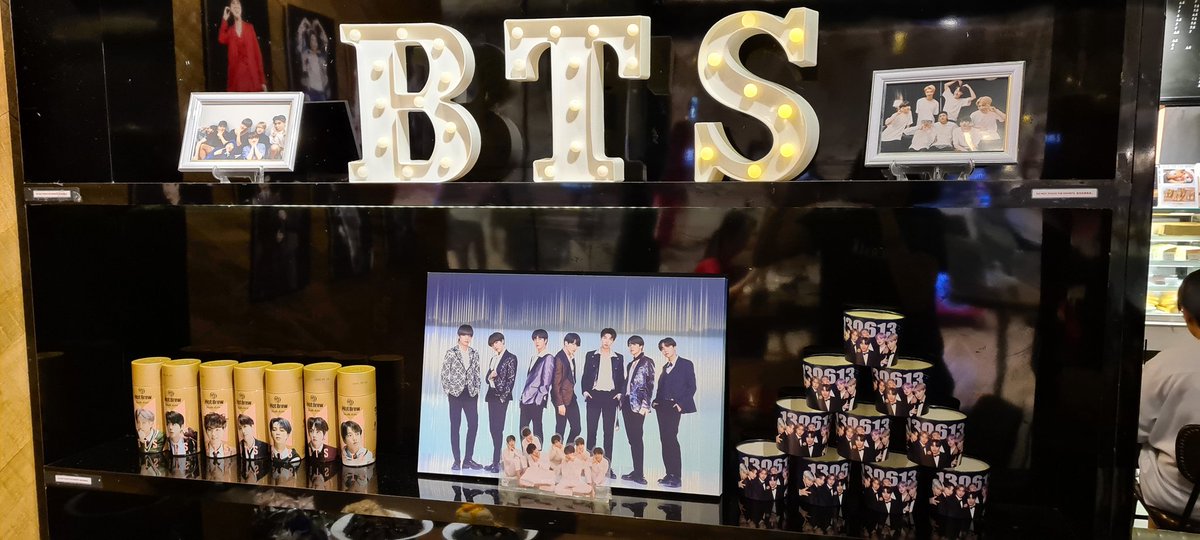 YenYen24132111's tweet photo. Thank you @micasa1306sg for hosting this cafe event. First time going to CS Bedok. The decorations are very nice! Thank you for the cupsleeve, photocards &amp; mini banner! #micasa1306sg #BTSARMY https://t.co/iqJqWG8xws