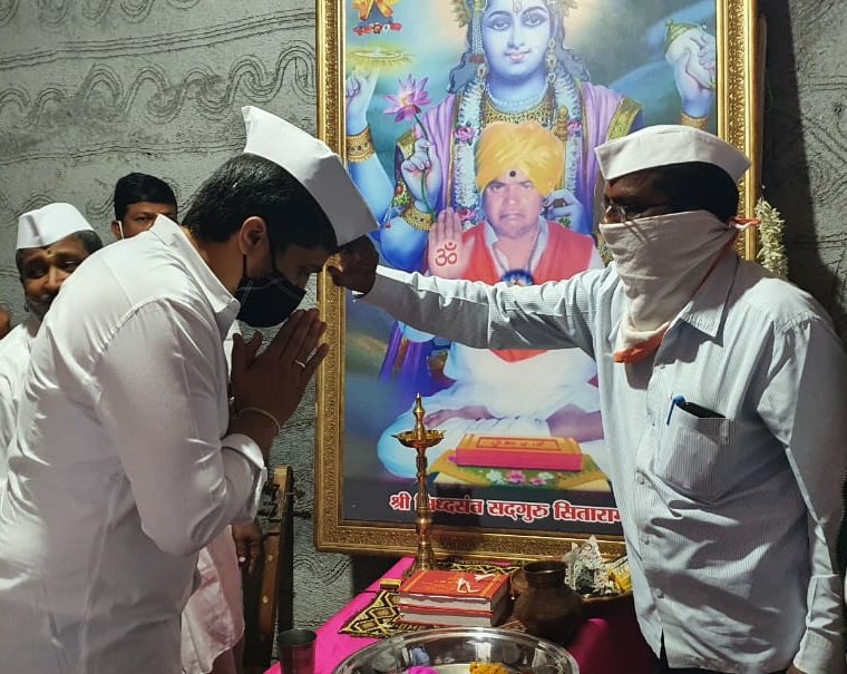 RRPSpeaks's tweet photo. कोरोनाची साथ असली तरी परंपरा जपण्यासाठी फिजिकल अंतर ठेवून व आरोग्याची संपूर्ण दक्षता घेऊन संत श्री सीतारामबाबा गड येथे सुरू झालेल्या ऑनलाइन हरिनाम सप्ताहास भेट दिली. फेसबुक लाईव्हच्या माध्यमातून भाविकांना या सप्ताहात सहभागी होता येणार आहे. https://t.co/uCyoCBu44n