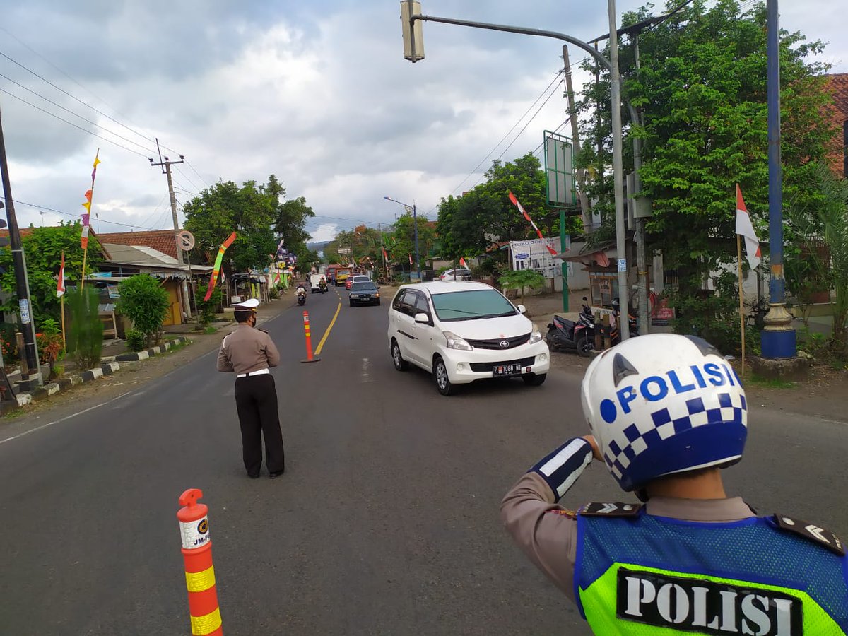 PRFMnews's tweet photo. 16:48 Rekayasa arus lalulintas untuk mengurai kepadatan di simpang 4 Tanjungsyukur. Arus dari wisata Pangandaran menuju jalan Mayjen Lili Kusumah
Foto kiriman Kang Indra via WA PRFM
#citizenreportPRFM https://t.co/HCsk4ftmGy