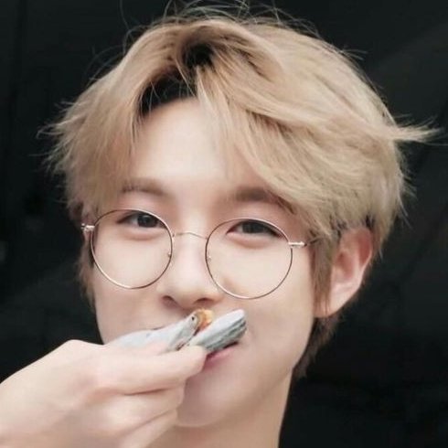 renjun with curly/fluffy hair - a thread ♡