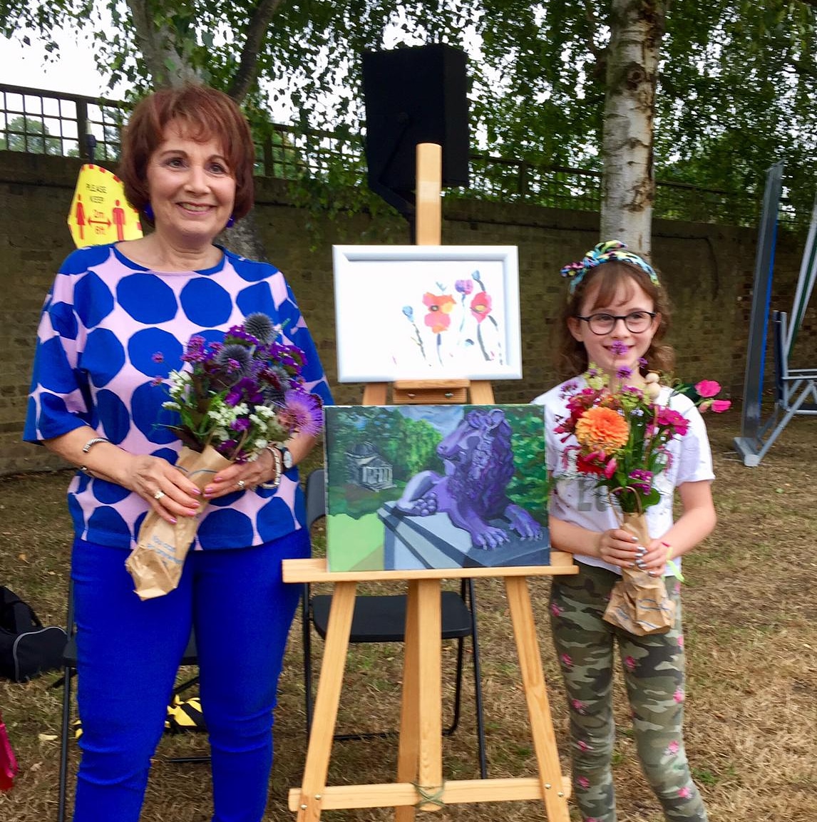 Congratulations to winners of #ChiswickHouseArtComp chosen by @Chiswick_House artist in residence Michèle Noach. Here's Jenny Glenton, winner of adult category, & Taylor Beau Nolan, winner in children’s category & their wonderful artworks #welovechiswickhouse