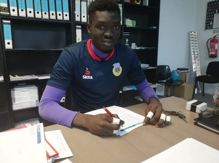 griffe_2_FOOT's tweet photo. Norbert Haymamba🇨🇲 signe pro 3 ans au FC Arouca. Auteur d'une belle saison 19/20 au sein du ARC Oleiros, le jeune gardien qui a été sacré meilleur gardien U-21 du "Campeonato Portugal Serie C", évoluera la saison prochaine en Liga Pro la deuxième division portugaise. https://t.co/3aSfBr3wvQ