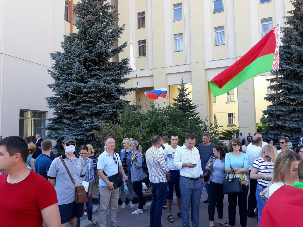 "Lukashenka is our President," "Belarusians decide on their fate", "We are united," - slogans at the pro-Lukashenka rally today. Many people were brought in an organized way by buses and training from all over the country.It looks like Anti-Maidan in Ukraine, in 2014