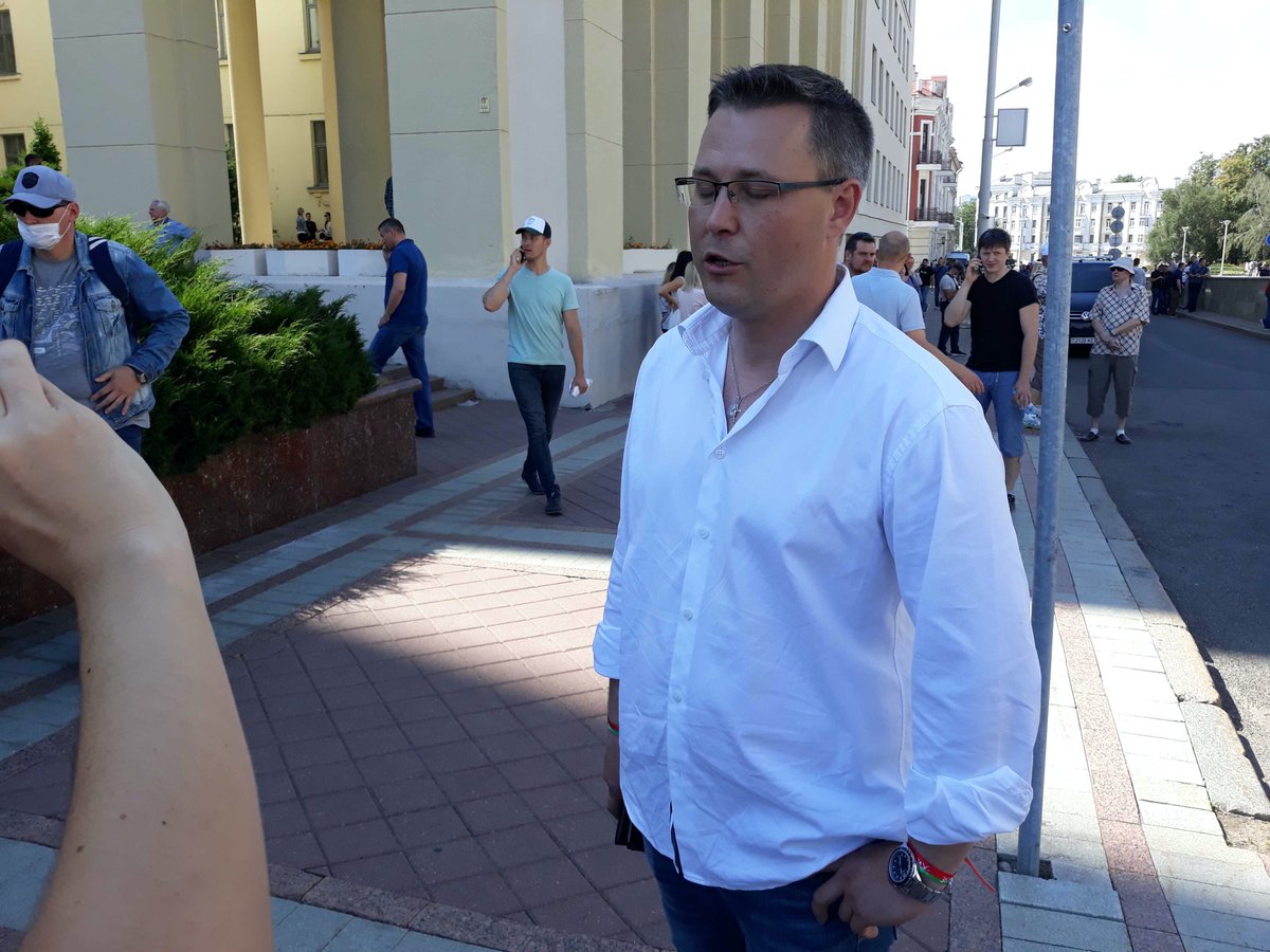 "Lukashenka is our President," "Belarusians decide on their fate", "We are united," - slogans at the pro-Lukashenka rally today. Many people were brought in an organized way by buses and training from all over the country.It looks like Anti-Maidan in Ukraine, in 2014