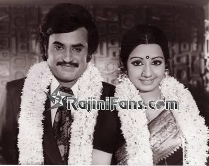 அப்போது பாட்டி மதுராந்தகத்தில் இருந்தார்கள்.தாத்தா வேலைக்காக தினமும் ரயிலில் காலை 10 மணி அளவில் புறப்பட்டு மெட்ராசுக்கு வந்துவிடுவார்.தாத்தா கிளம்பியவுடன் பாட்டி 6 வயதான என் அம்மாவை உறங்க வைத்து வீட்டை பூட்டிவிட்டு காயத்ரி படம் பார்க்க சென்று விட்டார் #45YearsOfSuperstarRajini