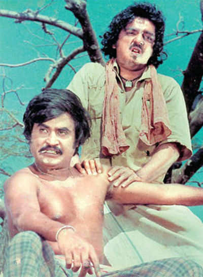 என் பாட்டிக்கு ஆடுபுலி ஆட்டம், இளமை ஊஞ்சலாடுகிறது, நினைத்தாலே இனிக்கும் ஆகிய படங்களில் கமலை விட ரஜினியை தான் புடிக்கும்.என் அப்பாவைத் தீவிர ரஜினி ரசிகராக மாற்றிய படங்கள் பிரியா,ஜானி,பொல்லாதவன், முரட்டுக்காளை,பில்லா, மூன்றுமுகம் தம்பிக்கு எந்த ஊரு #45YearsOfSuperstarRajini