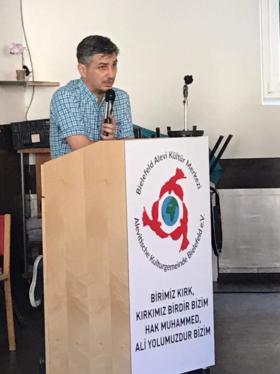 BAKMde's tweet photo. (Deutsche Version unten)
Merhaba Canlar,

salı günü derneğimizde Alman, Polon ve Rumen üniversite talebelerini ağırladık. 
Güzel ve eğlenceli geçen saatlerde, gençlere ve öğretmenlerine, Aleviliği ve cem evimizi tanıttık.

https://t.co/kKl5mEajoo https://t.co/AOikKYe95z