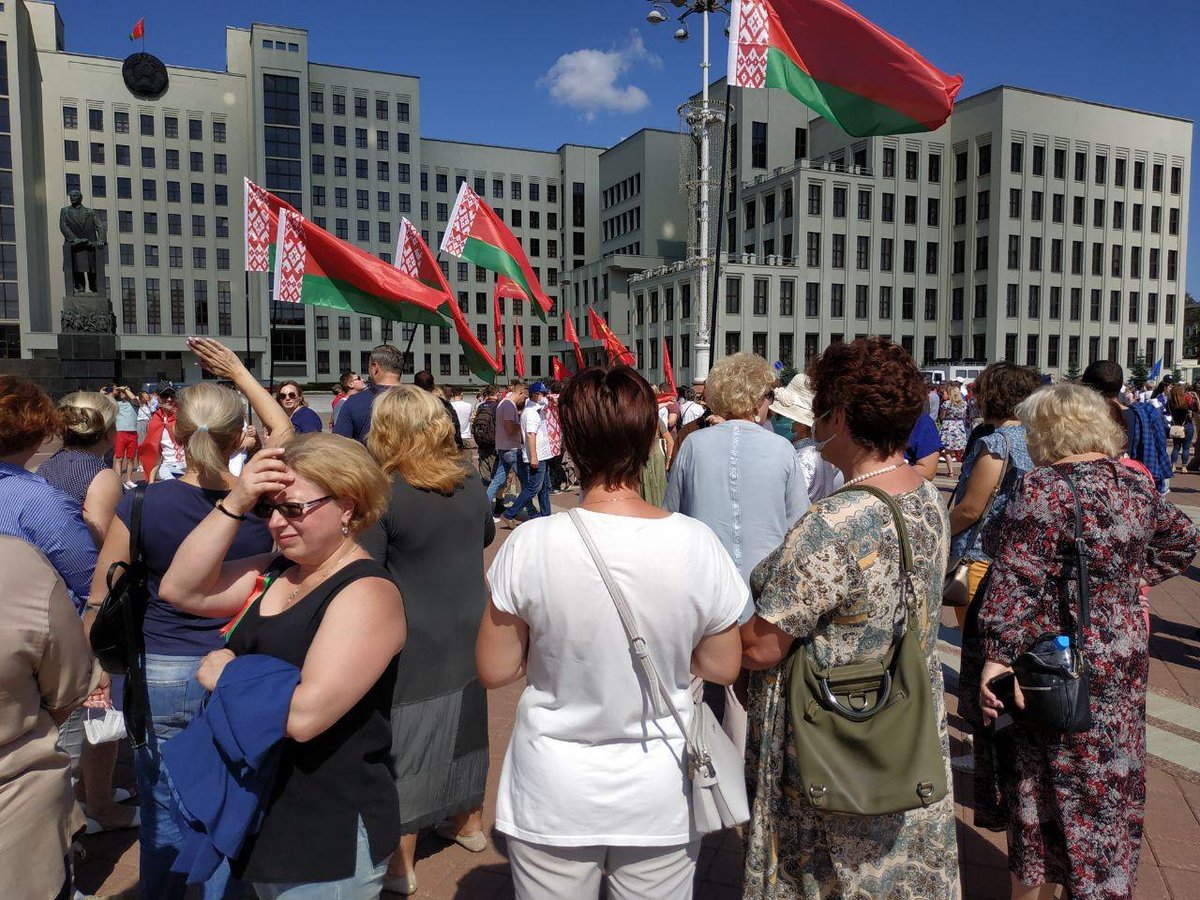 Miles de personas se manifiestan en Minsk en apoyo del presidente Lukashenko. Lemas: ¡No a un Maidán en Bielorrusia! ¡Lukashenko es el presidente! ¡Fuera la OTAN y fuera la UE!
