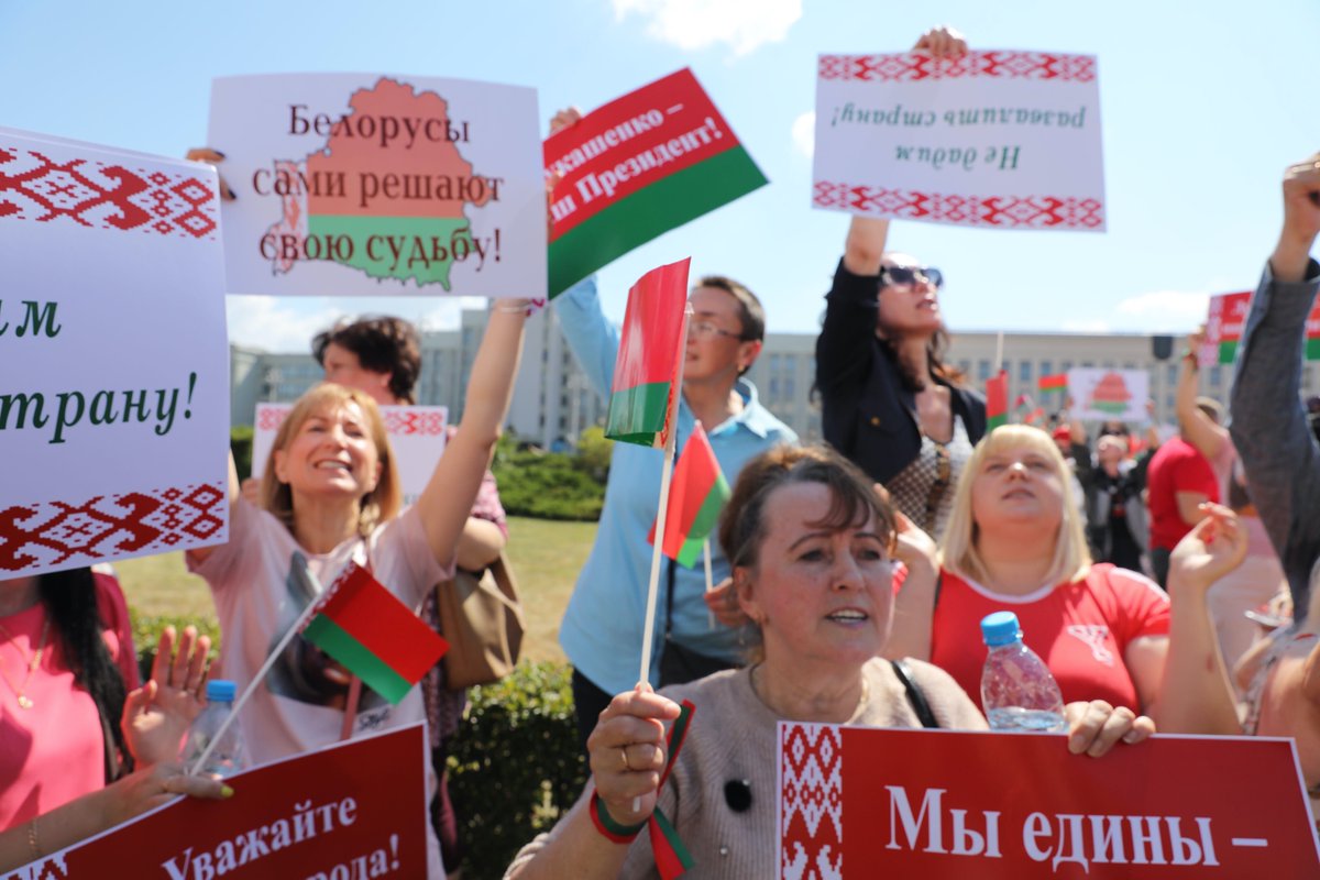 "Lukashenka is our President," "Belarusians decide on their fate", "We are united," - slogans at the pro-Lukashenka rally today. Many people were brought in an organized way by buses and training from all over the country.It looks like Anti-Maidan in Ukraine, in 2014