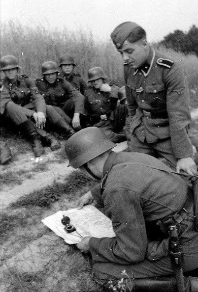 2 items of note. Left - a clear view of the ‘March’ compass, key component of the map case, tactically used by ranks Uffz & up. Right - arm rank insignia when wearing camouflage/over jackets that would not display collar/shoulder insignia. This example is a Leutnant. 19)