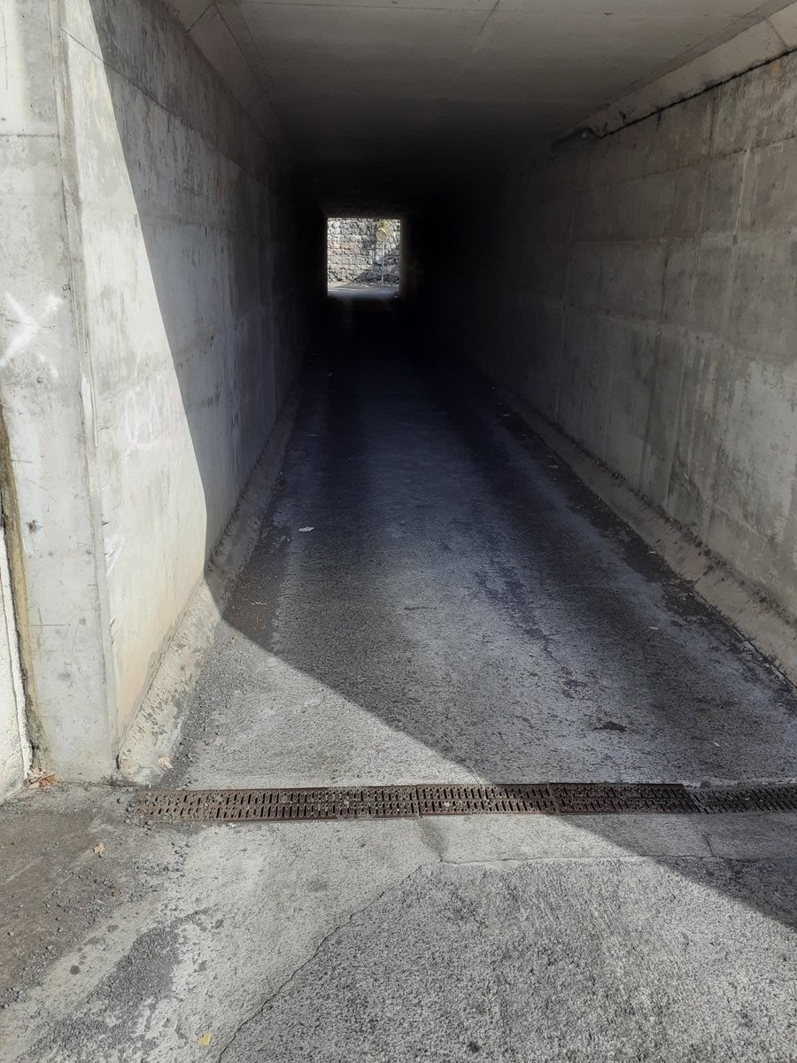 Between Ponta Delgada and São Roque there are some areas that have a suburban feeling, and with littering in the street. I even have to take a subterranean pass to cross what looks like a "motorway". Let us hope Google gets it right and the pharmacy will at least be open...20/n &ndash; bei  Continente Fajã de Baixo