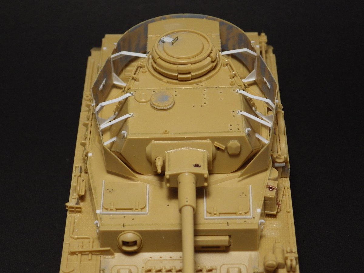 Tk M2 タミヤ 1 48 4号戦車j型 砲塔シュルツェンの支持架下側を接着 機関室グリルの吸入量調節板の留め具を0 3mm 砲塔シュルツェンドアの留め具を0 5mmプラ板で 車体前面予備履帯の留め具を0 2mmプラ板と伸ばしランナーで製作 こういうのをちまちま作るのが