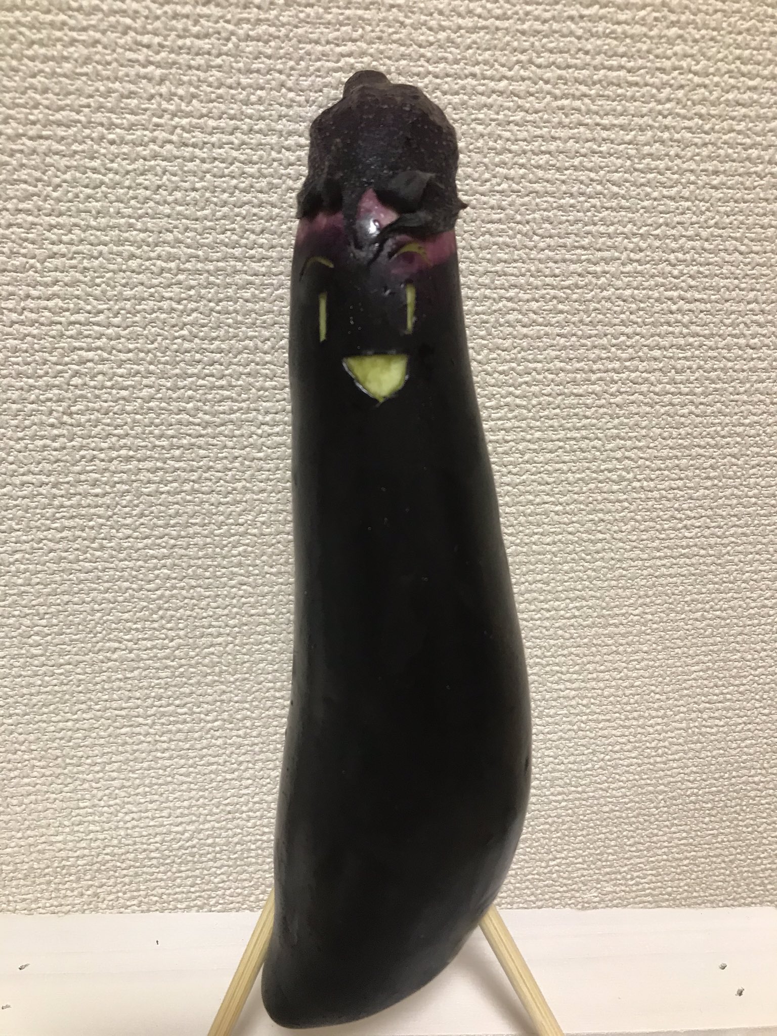 ぶーちゃん チンチラこんぶ 精霊馬アートが流行っているので かけ込みセーフで作ってみた ナスの形見てたら 少年アシベの髪型に見えました 面長なアシベだなー笑 この後調理して美味しくいただきました 少年アシベ 精霊馬アート 精霊馬 T