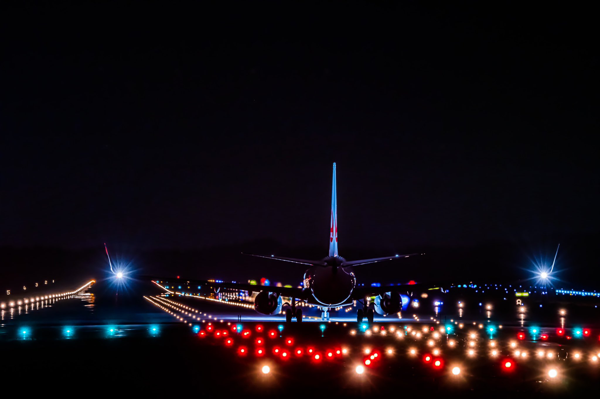 Flatriver294 Fcc 青森空港の夜景 都会空港とは違って周辺真っ暗なぶん逆に映えるかも 昨日の東京行きの最終便 本来ならお盆なので767予定も 減便縮小 でいつも通り737 管制官との無線交信で最後goodnightには感動シビレたわー ありがとう 安全運航