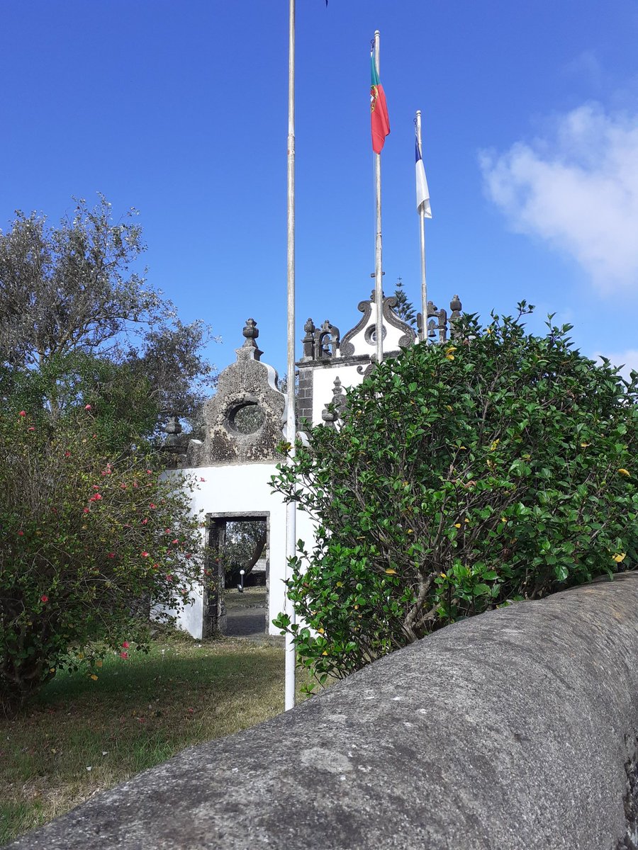 São Roque isn't bad after the "motorway" crossing. It has its small parish (surprisingly closed) and I pass through some 'Quintas' ~ big houses that I assume have a nice view to the sea in their balconies. It seems many of these were built by what Iberians call "indianos"...22/n – bei  Igreja de Nossa Senhora dos Anjos