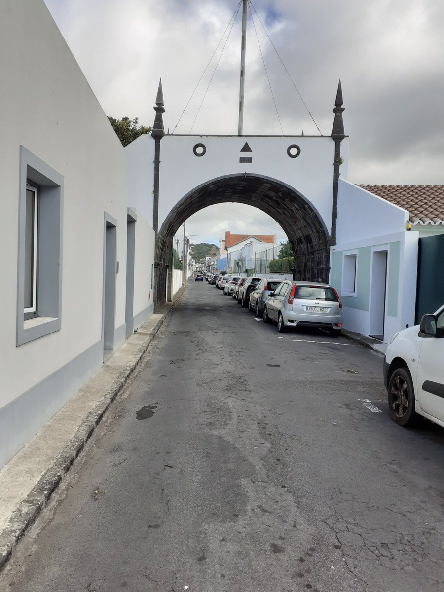 São Roque isn't bad after the "motorway" crossing. It has its small parish (surprisingly closed) and I pass through some 'Quintas' ~ big houses that I assume have a nice view to the sea in their balconies. It seems many of these were built by what Iberians call "indianos"...22/n &ndash; bei  Igreja de Nossa Senhora dos Anjos