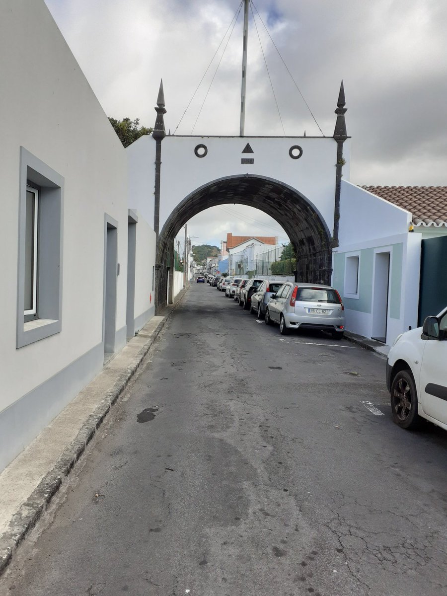 São Roque isn't bad after the "motorway" crossing. It has its small parish (surprisingly closed) and I pass through some 'Quintas' ~ big houses that I assume have a nice view to the sea in their balconies. It seems many of these were built by what Iberians call "indianos"...22/n – bei  Igreja de Nossa Senhora dos Anjos