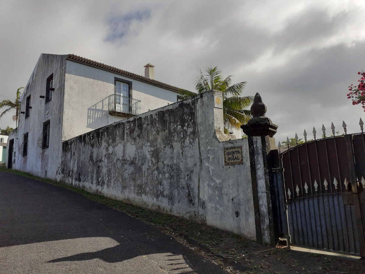 São Roque isn't bad after the "motorway" crossing. It has its small parish (surprisingly closed) and I pass through some 'Quintas' ~ big houses that I assume have a nice view to the sea in their balconies. It seems many of these were built by what Iberians call "indianos"...22/n &ndash; bei  Igreja de Nossa Senhora dos Anjos