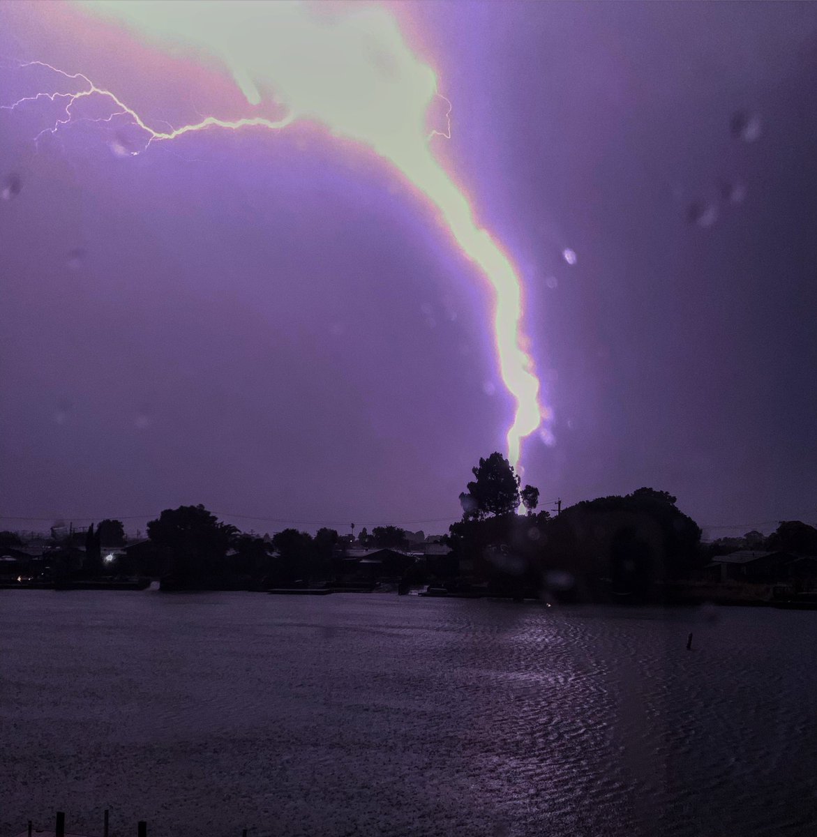 sithmama's tweet photo. Lightening in San Mateo keeping me awake. https://t.co/kyLAnlx8CF