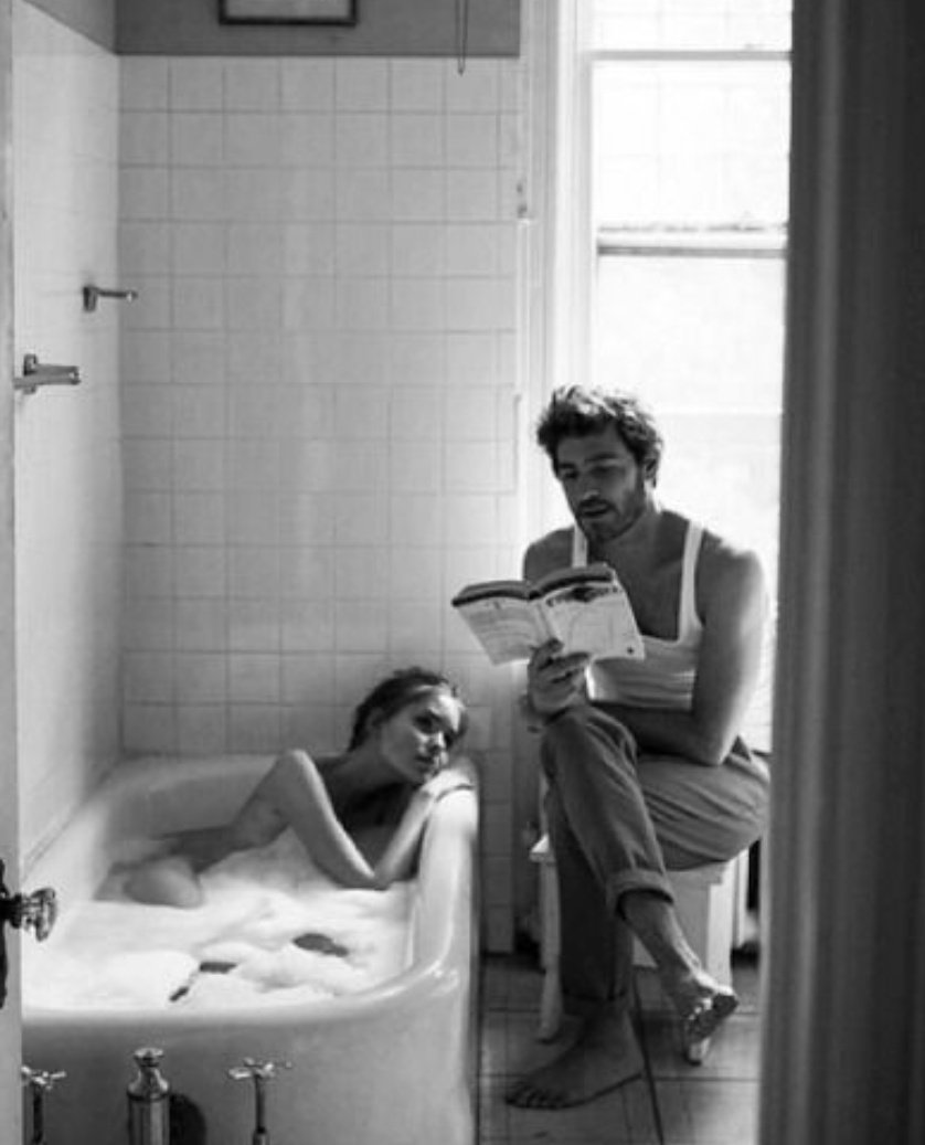 Alejand40735354's tweet image. "Follar la mente de una mujer es un vicio refinado para los entendidos; todos los demás se conforman con el cuerpo"

Charles Bukowski