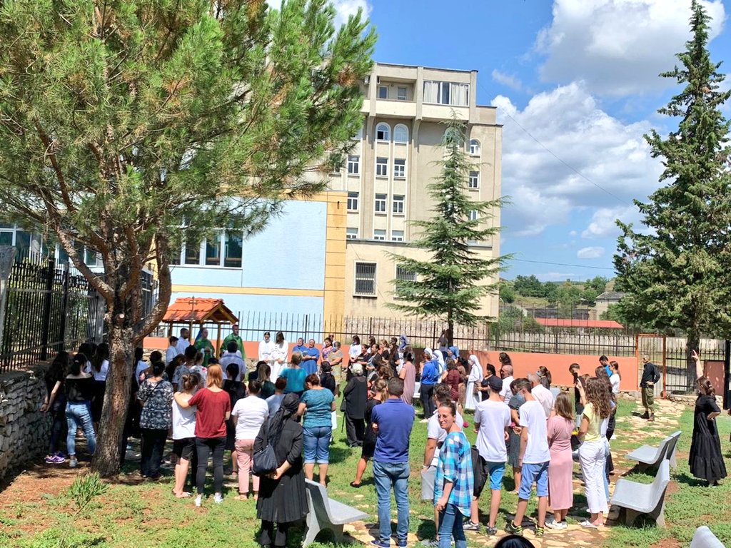 DomGjergji's tweet photo. Bekimi i shtatores së Zojës Bekuar në oborrin e Katedrales së Rrëshenit... https://t.co/RO7vj20mm1