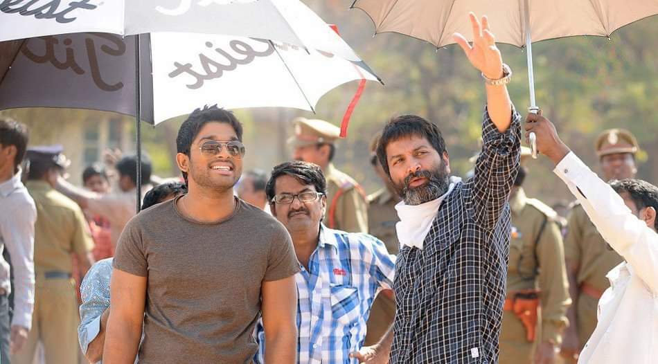 sreejithssmkd's tweet photo. Ravindra Narayan "Ravi" @alluarjun And The  BOSS  Director @trivikramIn 💥 Location Still ♥️

#8YearsOfഗജപോക്കിരി https://t.co/iMgvHc3iuO