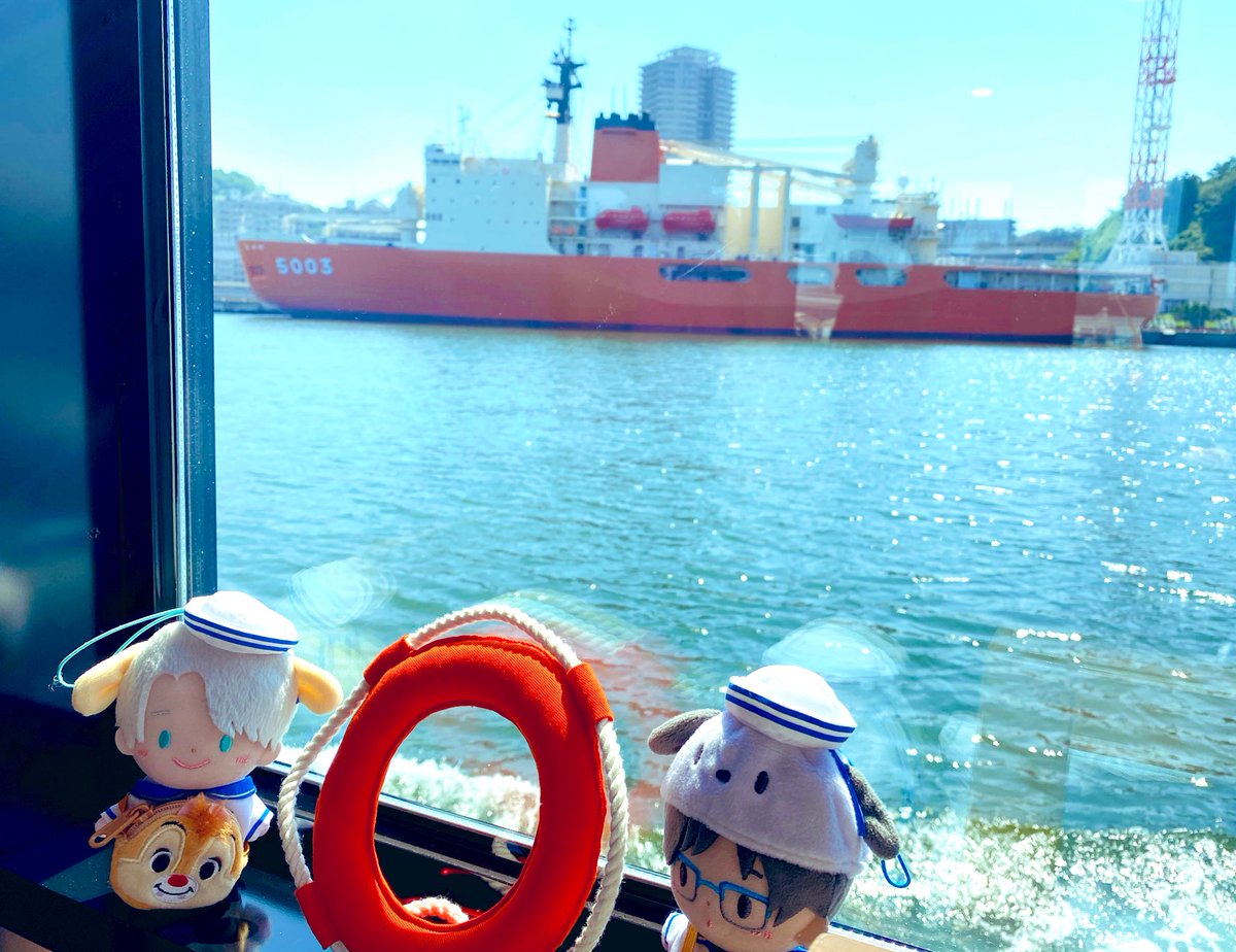 👨…なおスーベニアショップではよこすか海軍カレーに砕氷艦しらせカレーも販売しておりますのでぜひ購入をお願いいたします
🐶ぽ！(おみやげ！カレー！)
🌟Hey Pocha!