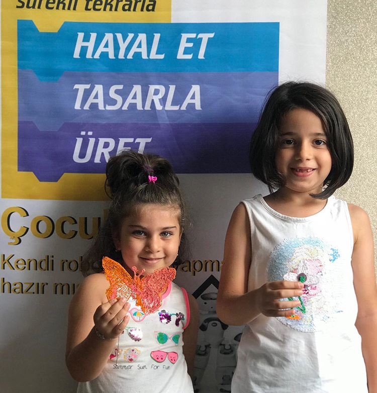 arirobotic's tweet photo. Tanıtım dersinde öğrencilerimizle yapmış olduğumuz 3d pen çalışmaları.Hayal et , Tasarla ve Üret.Geleceğimiz minik mucitlerimizin elinde 😊 #stem #docrobot #matatalabcoding #kodlambaç #teknoloji #tincercad #teknoloji #3dprinting #arduinokodlama #mblock #3boyutlutasarım #bilişim https://t.co/9hwVHPhC8f