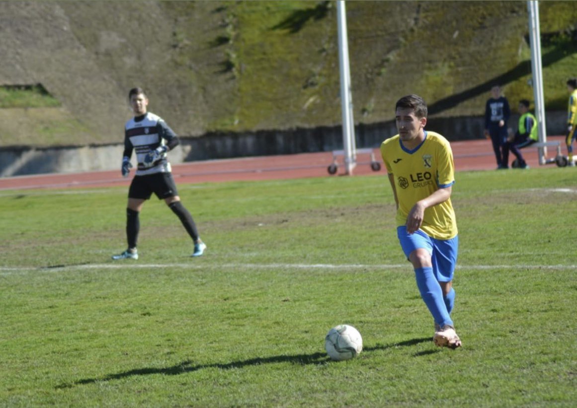 CPMonesterio's tweet photo. 🚨 Ferni 3ª renovación del @CPMonesterio 20/21, nuestro defensa central llegó en el mercado invernal convirtiéndose en un jugador fundamental en el centro de la zaga, va bien de cabeza, saca bien el balón desde atrás y va muy bien al corte, Ferni seguirá una temporada más aquí. https://t.co/OdgFbjEW4Q
