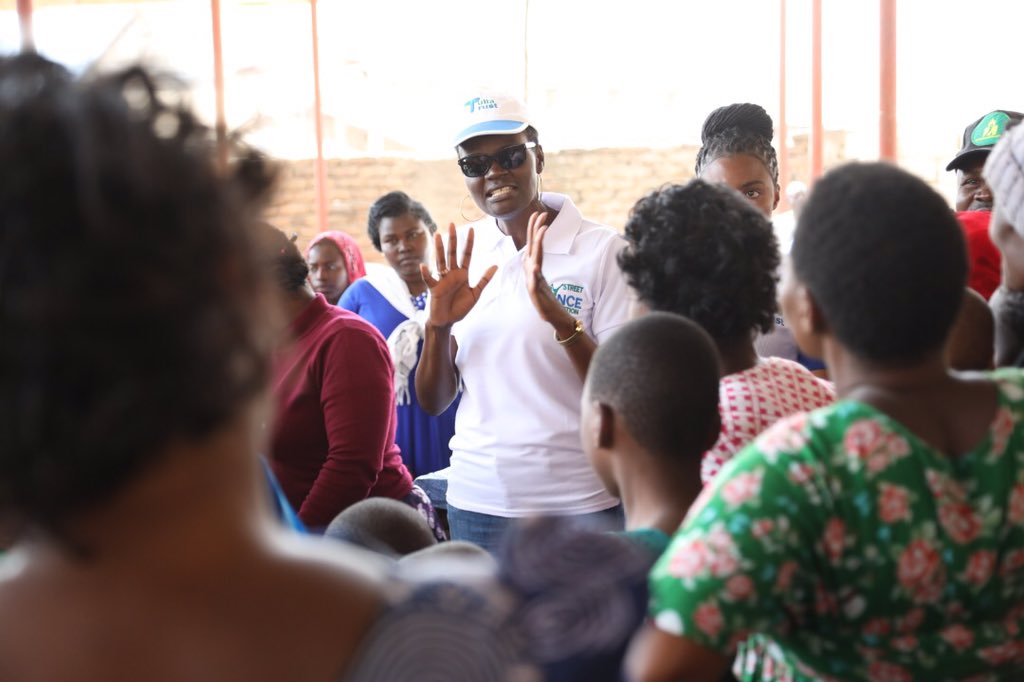 TuliaTrust_org's tweet photo. Naibu Spika ambaye pia ni Mkurugenzi wa Taasisi ya Tulia Trust @TuliaAckson amewatembelea Wakinamama wa soko la Darajani lililopo jijini Mbeya ili kujionea maendeleo ya ukarabati wa soko unaoendelea ikiwa ni siku kadhaa tangu apokee maombi ya ukarabati huo kupitia @TuliaTrust_org https://t.co/DOUhJvf8lG