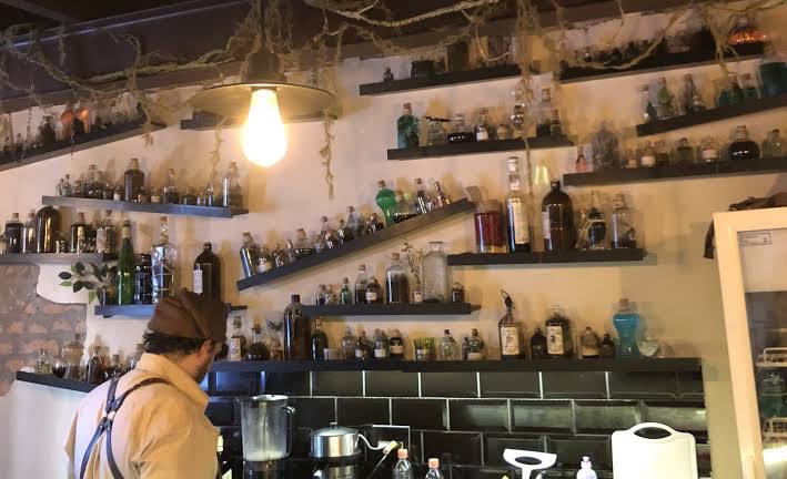 Potterweek's tweet photo. Lugares que todo Potterhead deve visitar após o isolamento social: 
5- Hamburgueria Vassoura Quebrada, São Paulo

#HarryPotter  #coronavirus https://t.co/n7FqN1PitC