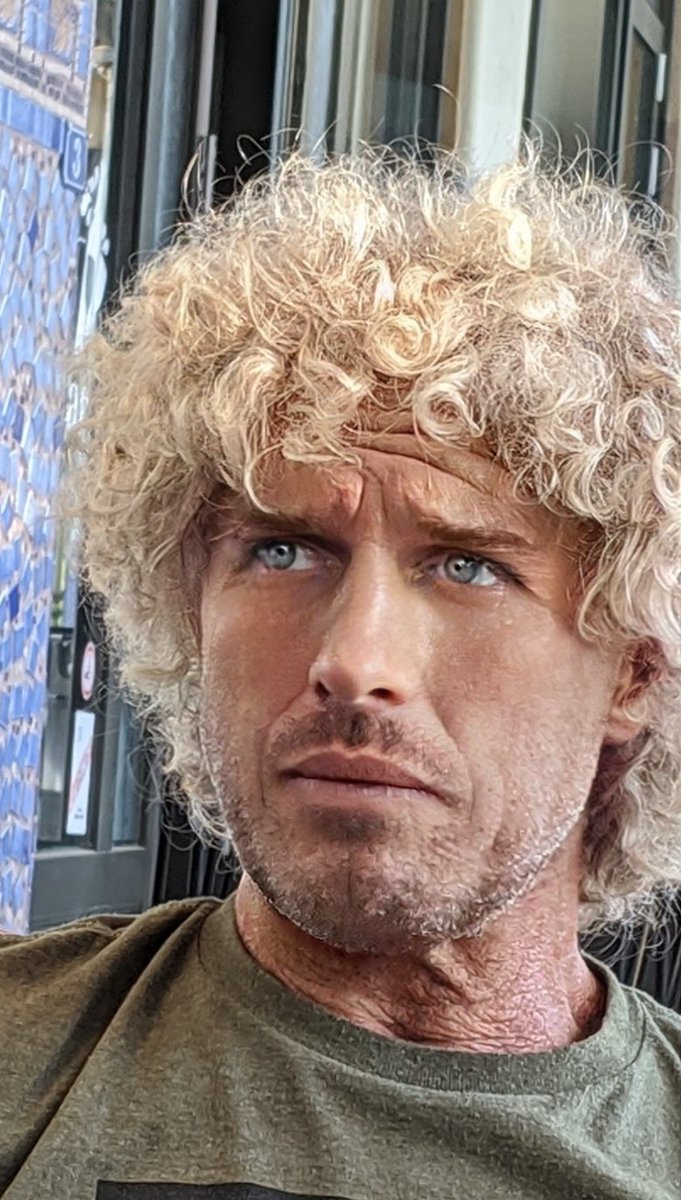 eperussault's tweet image. Beau mec....en plus sportif et très sympa..