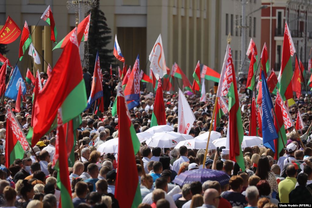 Lukashenka: "We are offered NATO soldiers: black, yellow-mouthed, and white hair", "I will never agree for that", "I want our kids and grand-children to live in their own state". People are chanting: "THANK YOU! THANK YOU!"