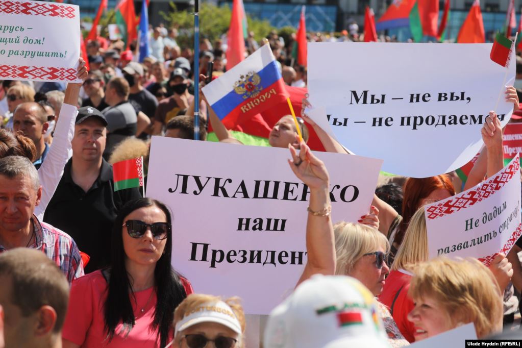 Lukashenka: "We are offered NATO soldiers: black, yellow-mouthed, and white hair", "I will never agree for that", "I want our kids and grand-children to live in their own state". People are chanting: "THANK YOU! THANK YOU!"